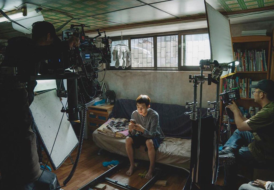 parasite-movie-behind-the-scene-directing-1